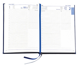 Buchkalender "Daily Chefkalender INT" im Format 14,5 x 20,5 cm, Kalendarium 4-sprachig D/F/I/GB Grau/Blau mit 2 Lesebändern, 416 Seiten Fadenheftung, Eckenperforation, Einband Slinky dunkelblau