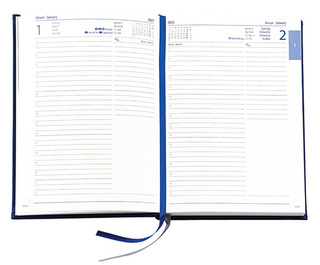 Buchkalender "Daily Chefkalender INT" im Format 14,5 x 20,5 cm, Kalendarium 4-sprachig D/F/I/GB Grau/Blau mit 2 Lesebändern, 416 Seiten Fadenheftung, Eckenperforation, Einband Magic rot