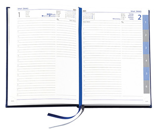 Buchkalender "Daily Chefkalender Register INT" im Format 14,5 x 20,5 cm, Kalendarium 4-sprachig D/F/I/GB Grau/Blau mit 2 Lesebändern und Registerstanzung, 416 Seiten Fadenheftung, Eckenperforation, Einband Slinky mittelblau